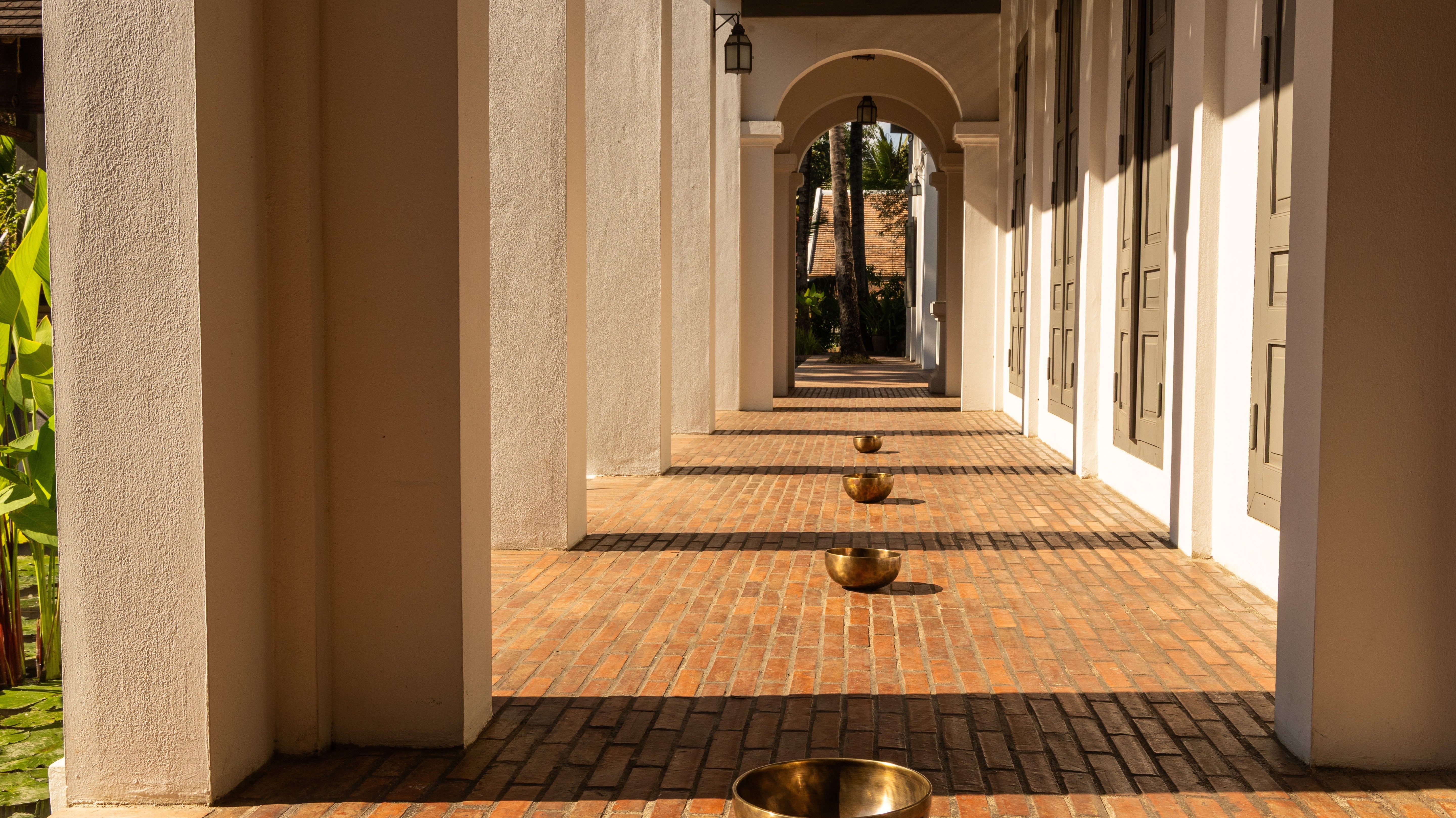 Four hand-forged bronze singing bowls in different sizes, illustrating how S, M, L and XL bowls create different resonance and sustain.