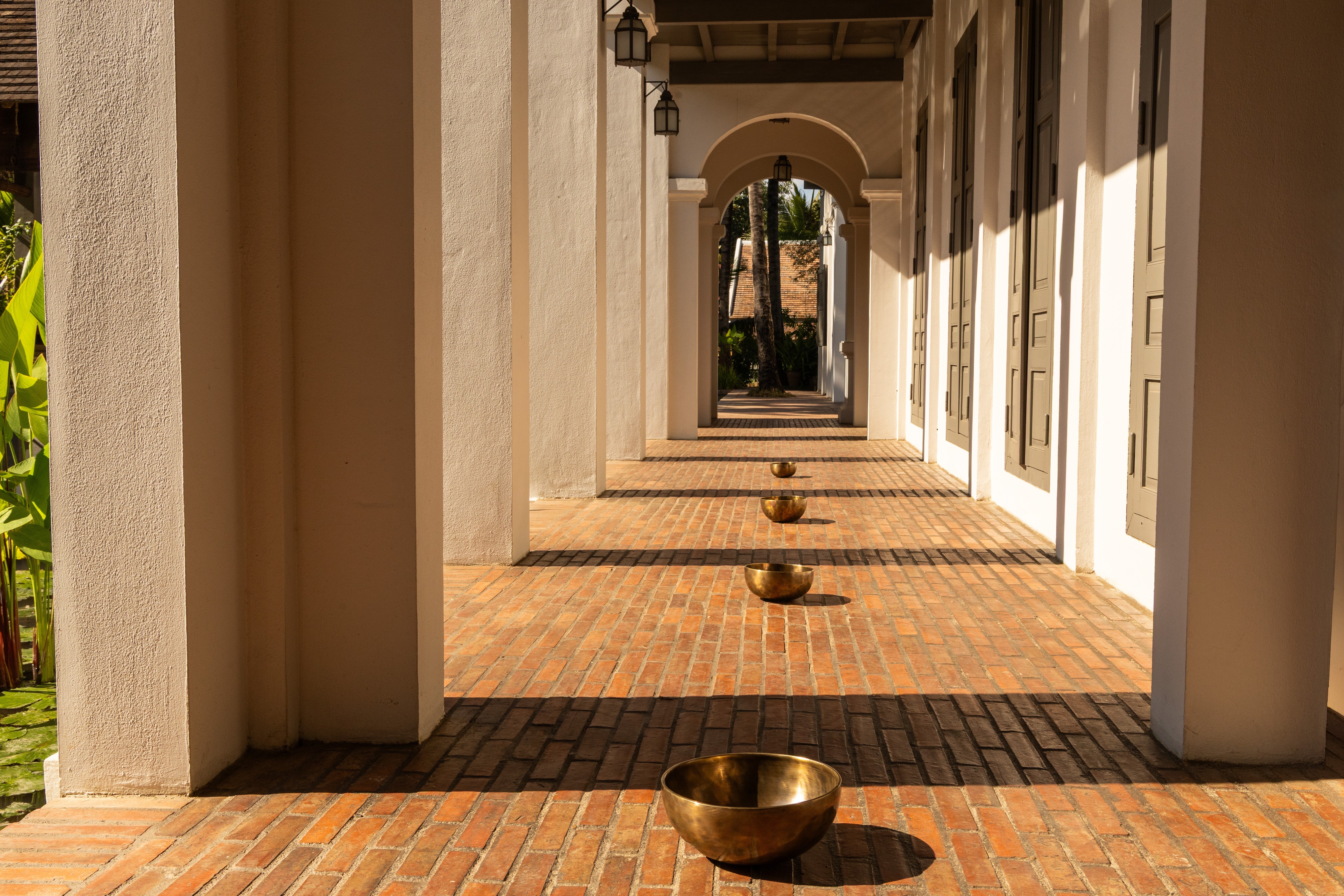 Four hand-forged bronze singing bowls in different sizes, illustrating how S, M, L and XL bowls create different resonance and sustain.